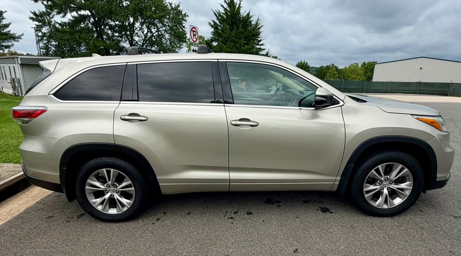 
								TOYOTA HIGHLANDER LE 2015 full									