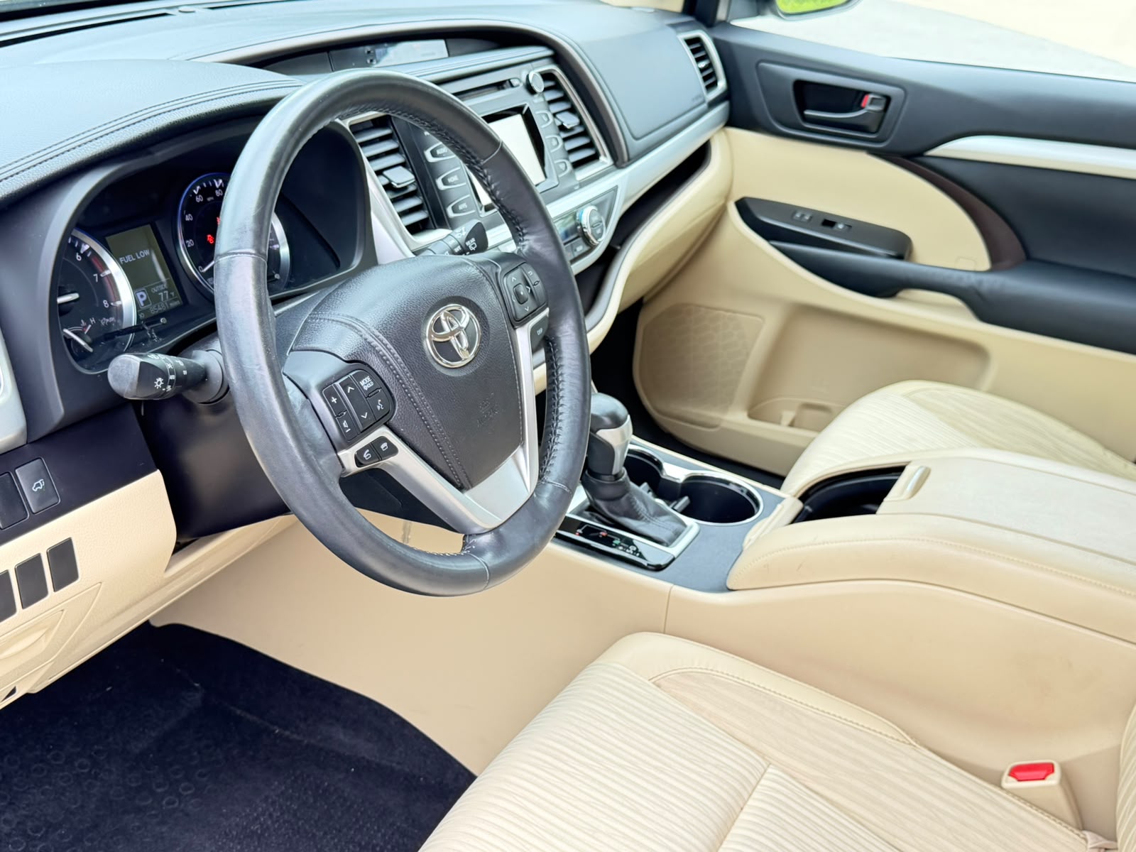 
								TOYOTA HIGHLANDER LE 2015 full									