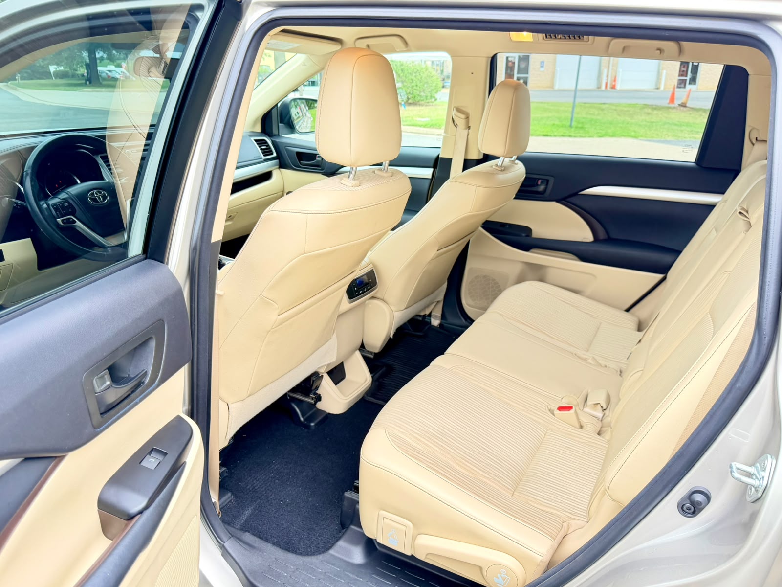 
								TOYOTA HIGHLANDER LE 2015 full									
