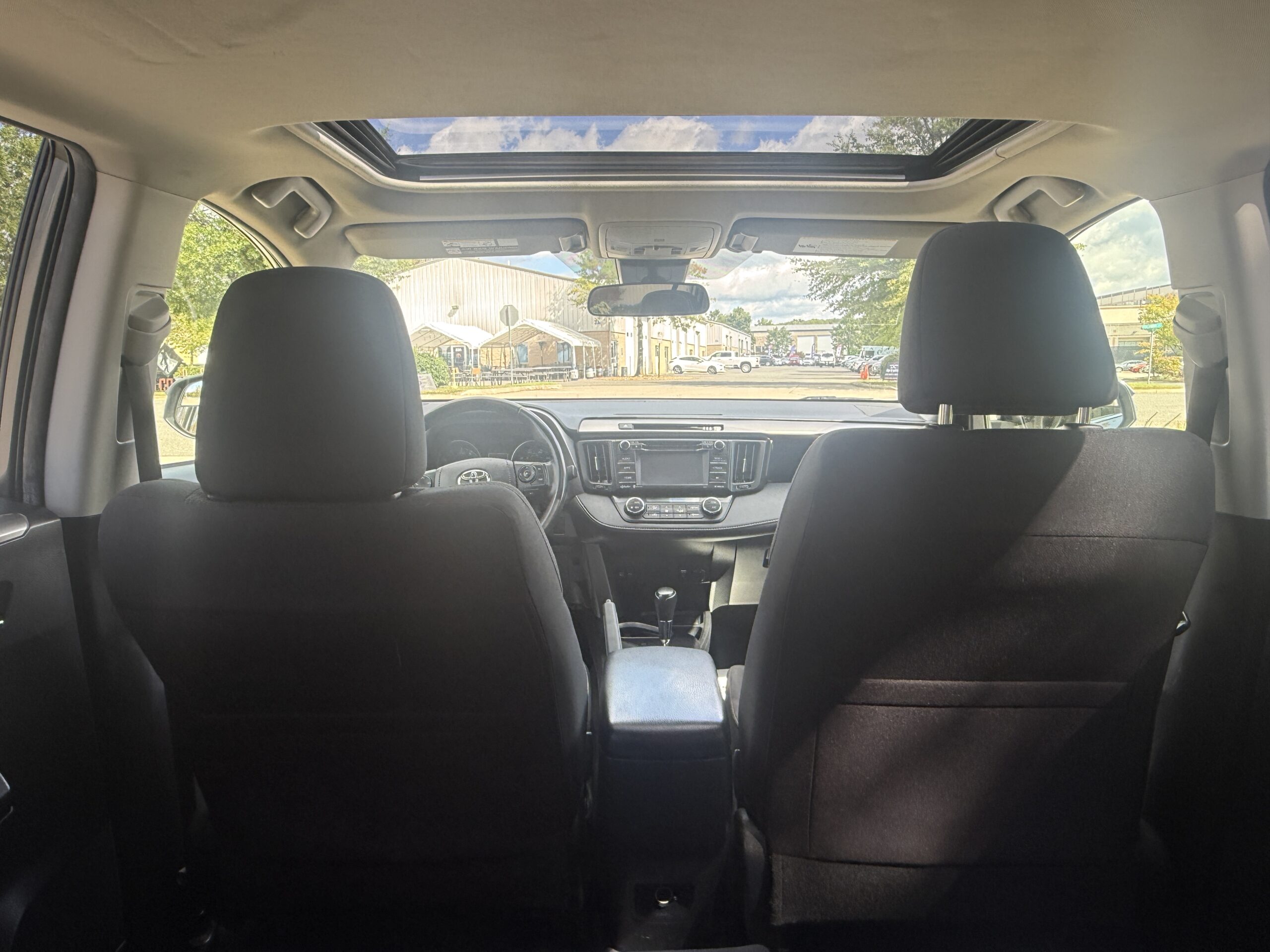
								TOYOTA RAV4 XLE 2017 full									
