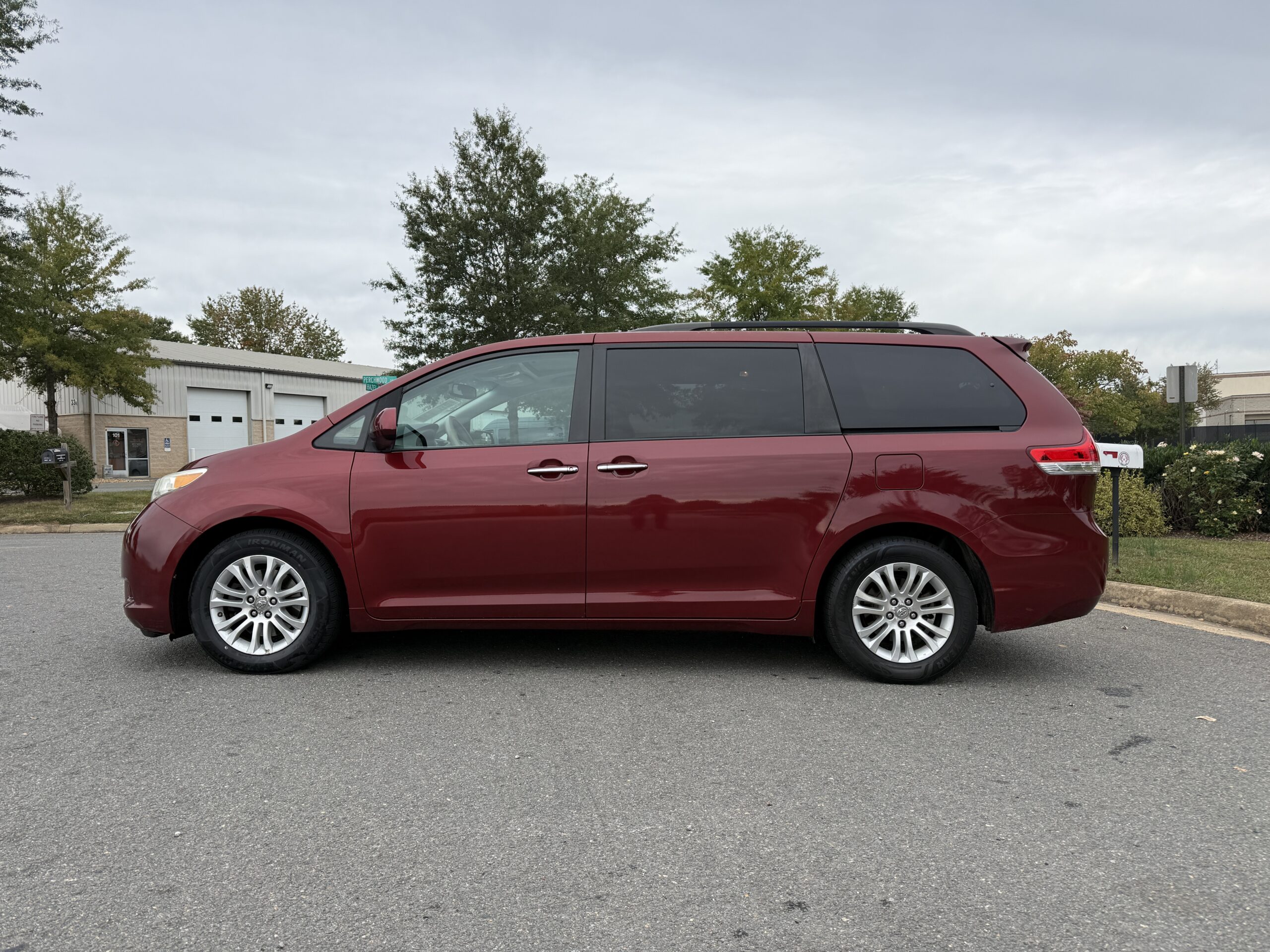 
								TOYOTA SIENNA LIMITED PREMIUM 2012 full									