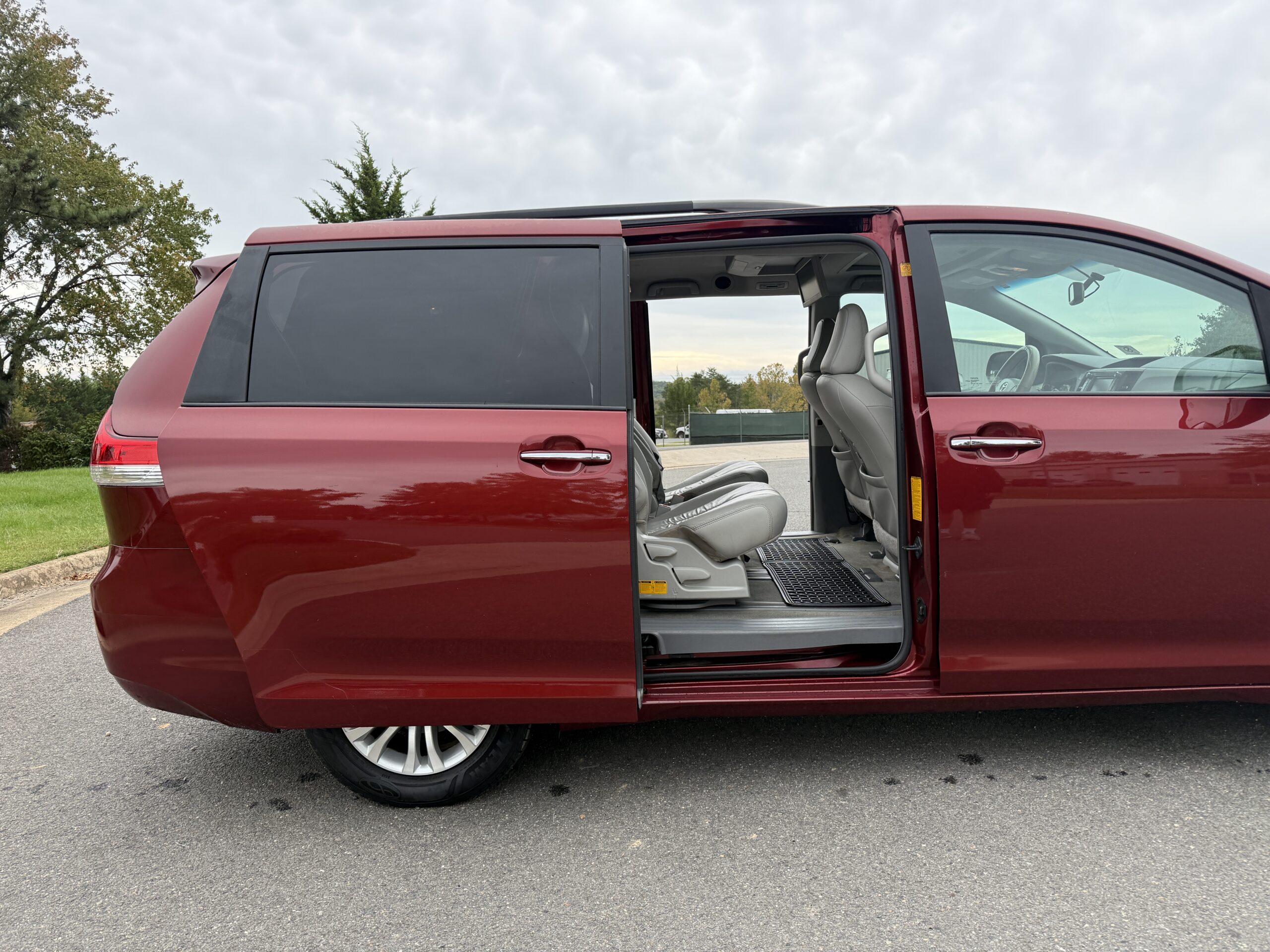
								TOYOTA SIENNA LIMITED PREMIUM 2012 full									
