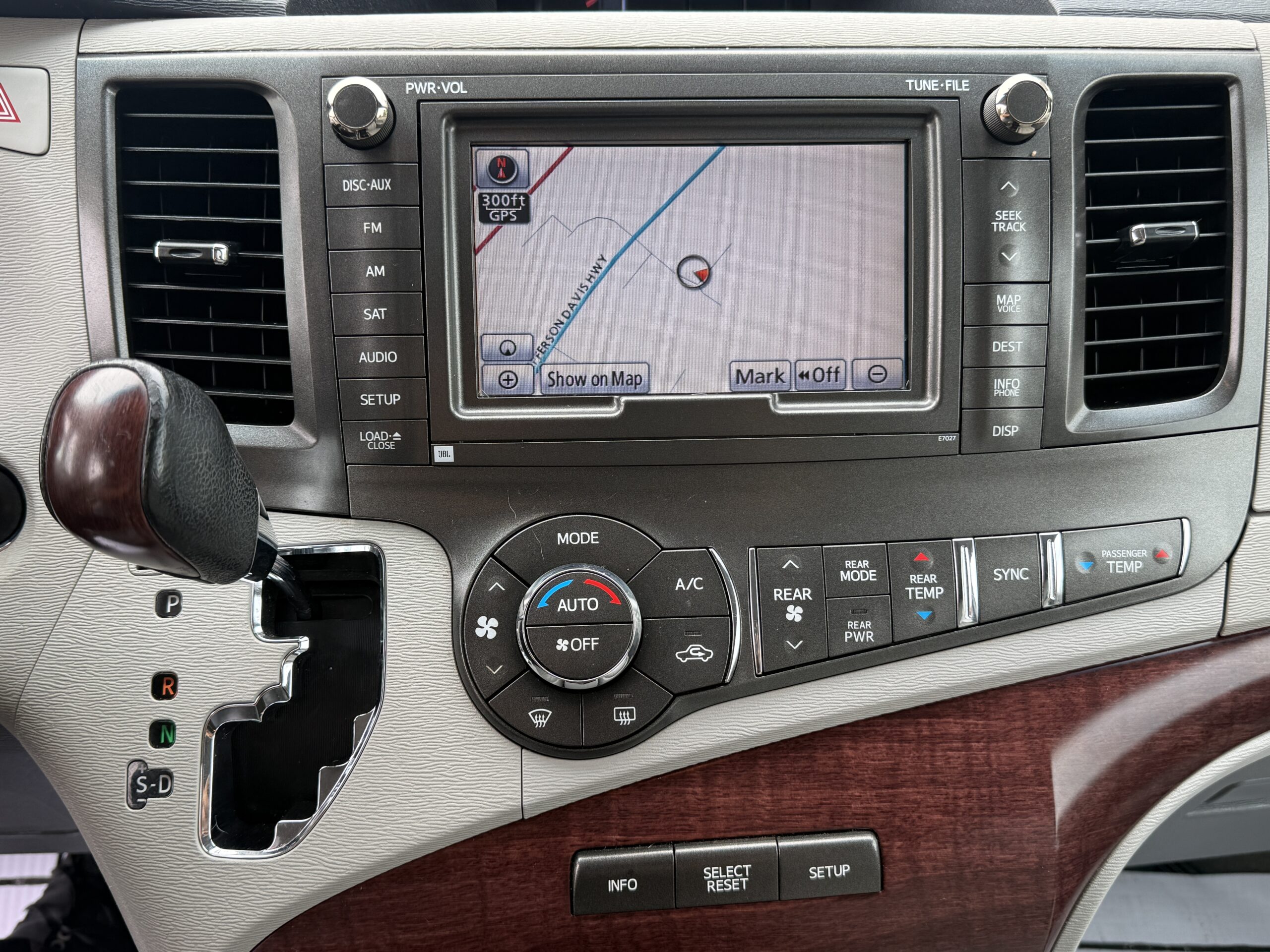 
								TOYOTA SIENNA LIMITED PREMIUM 2012 full									