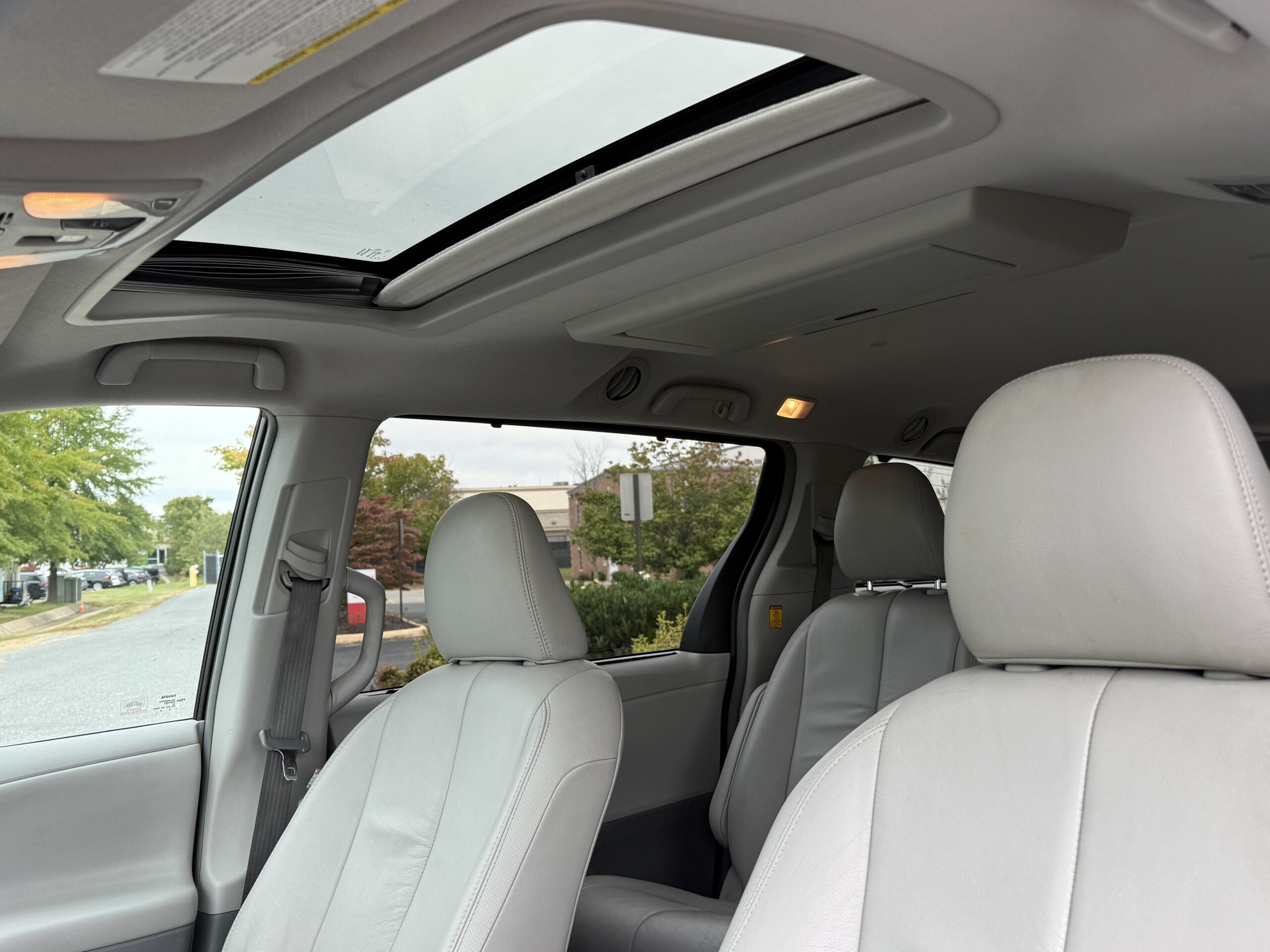
								TOYOTA SIENNA LIMITED PREMIUM 2012 full									